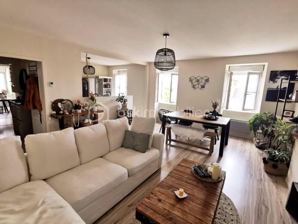 Découvrez ce bel appartement lumineux situé au 2ᵉ étage d’un immeuble ancien. (Angle Rue Jean Baffier et Boulevard Marechal Joffre)

Il se compose d’une agréable pièce de vie de plus de 25 m², d’une cuisine aménagée et équipée, de deux très grandes chambres de près de 23 m² et 19 m², d’une salle de bains et de WC séparés.
Une cave complète ce bien.

La cathédrale Saint-Étienne est accessible en environ 15 minutes à pied, l’hypercentre et la place Gordaine en une vingtaine de minutes, et le marché de la Halle au Blé en environ 25 minutes.
Commerces, restaurants et commodités sont facilement accessibles sans voiture. 

Ce bien conviendra aussi bien à un premier achat qu’à un projet d’investissement locatif. Loué en meublé depuis plusieurs années, il bénéficie d’un historique locatif rassurant et était dernièrement proposé à 700 € par mois hors charges, soit 750 € charges comprises. 
DPE D et installation électrique sans anomalie.
