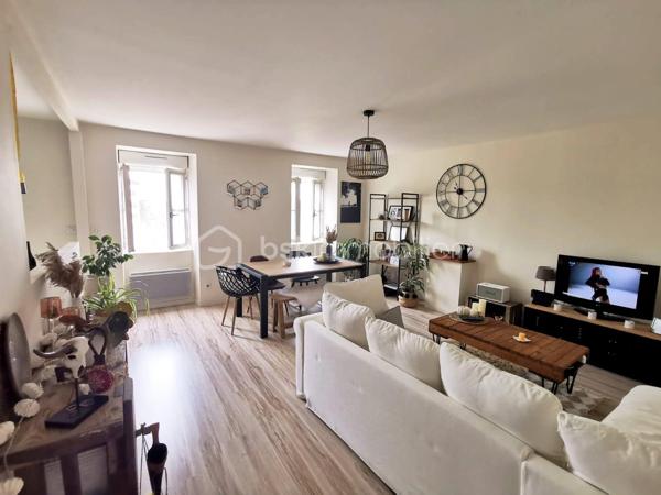 Découvrez ce bel appartement lumineux situé au 2ᵉ étage d’un immeuble ancien. (Angle Rue Jean Baffier et Boulevard Marechal Joffre)

Il se compose d’une agréable pièce de vie de plus de 25 m², d’une cuisine aménagée et équipée, de deux très grandes chambres de près de 23 m² et 19 m², d’une salle de bains et de WC séparés.
Une cave complète ce bien.

La cathédrale Saint-Étienne est accessible en environ 15 minutes à pied, l’hypercentre et la place Gordaine en une vingtaine de minutes, et le marché de la Halle au Blé en environ 25 minutes.
Commerces, restaurants et commodités sont facilement accessibles sans voiture. 

Ce bien conviendra aussi bien à un premier achat qu’à un projet d’investissement locatif. Loué en meublé depuis plusieurs années, il bénéficie d’un historique locatif rassurant et était dernièrement proposé à 700 € par mois hors charges, soit 750 € charges comprises. 
DPE D et installation électrique sans anomalie.