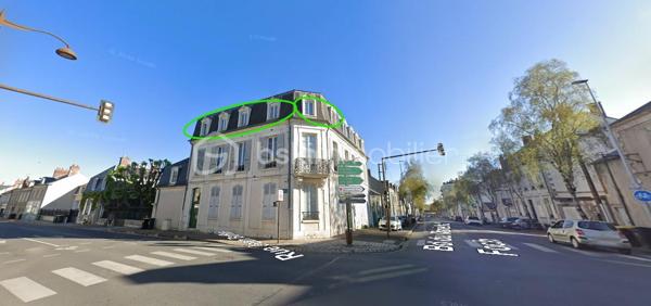 Découvrez ce bel appartement lumineux situé au 2ᵉ étage d’un immeuble ancien. (Angle Rue Jean Baffier et Boulevard Marechal Joffre)

Il se compose d’une agréable pièce de vie de plus de 25 m², d’une cuisine aménagée et équipée, de deux très grandes chambres de près de 23 m² et 19 m², d’une salle de bains et de WC séparés.
Une cave complète ce bien.

La cathédrale Saint-Étienne est accessible en environ 15 minutes à pied, l’hypercentre et la place Gordaine en une vingtaine de minutes, et le marché de la Halle au Blé en environ 25 minutes.
Commerces, restaurants et commodités sont facilement accessibles sans voiture. 

Ce bien conviendra aussi bien à un premier achat qu’à un projet d’investissement locatif. Loué en meublé depuis plusieurs années, il bénéficie d’un historique locatif rassurant et était dernièrement proposé à 700 € par mois hors charges, soit 750 € charges comprises. 
DPE D et installation électrique sans anomalie.