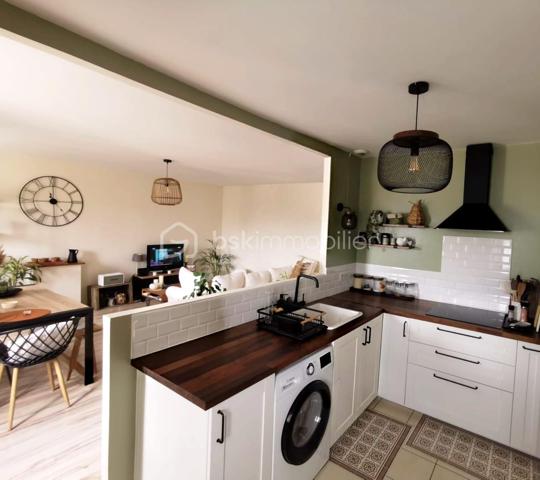 Découvrez ce bel appartement lumineux situé au 2ᵉ étage d’un immeuble ancien. (Angle Rue Jean Baffier et Boulevard Marechal Joffre)

Il se compose d’une agréable pièce de vie de plus de 25 m², d’une cuisine aménagée et équipée, de deux très grandes chambres de près de 23 m² et 19 m², d’une salle de bains et de WC séparés.
Une cave complète ce bien.

La cathédrale Saint-Étienne est accessible en environ 15 minutes à pied, l’hypercentre et la place Gordaine en une vingtaine de minutes, et le marché de la Halle au Blé en environ 25 minutes.
Commerces, restaurants et commodités sont facilement accessibles sans voiture. 

Ce bien conviendra aussi bien à un premier achat qu’à un projet d’investissement locatif. Loué en meublé depuis plusieurs années, il bénéficie d’un historique locatif rassurant et était dernièrement proposé à 700 € par mois hors charges, soit 750 € charges comprises. 
DPE D et installation électrique sans anomalie.
