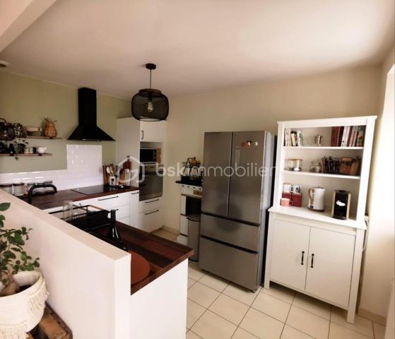 Découvrez ce bel appartement lumineux situé au 2ᵉ étage d’un immeuble ancien. (Angle Rue Jean Baffier et Boulevard Marechal Joffre)

Il se compose d’une agréable pièce de vie de plus de 25 m², d’une cuisine aménagée et équipée, de deux très grandes chambres de près de 23 m² et 19 m², d’une salle de bains et de WC séparés.
Une cave complète ce bien.

La cathédrale Saint-Étienne est accessible en environ 15 minutes à pied, l’hypercentre et la place Gordaine en une vingtaine de minutes, et le marché de la Halle au Blé en environ 25 minutes.
Commerces, restaurants et commodités sont facilement accessibles sans voiture. 

Ce bien conviendra aussi bien à un premier achat qu’à un projet d’investissement locatif. Loué en meublé depuis plusieurs années, il bénéficie d’un historique locatif rassurant et était dernièrement proposé à 700 € par mois hors charges, soit 750 € charges comprises. 
DPE D et installation électrique sans anomalie.