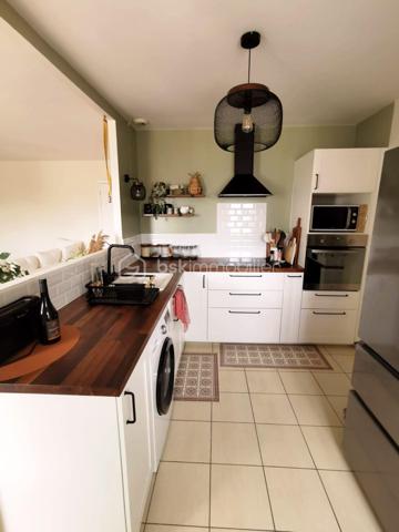 Découvrez ce bel appartement lumineux situé au 2ᵉ étage d’un immeuble ancien. (Angle Rue Jean Baffier et Boulevard Marechal Joffre)

Il se compose d’une agréable pièce de vie de plus de 25 m², d’une cuisine aménagée et équipée, de deux très grandes chambres de près de 23 m² et 19 m², d’une salle de bains et de WC séparés.
Une cave complète ce bien.

La cathédrale Saint-Étienne est accessible en environ 15 minutes à pied, l’hypercentre et la place Gordaine en une vingtaine de minutes, et le marché de la Halle au Blé en environ 25 minutes.
Commerces, restaurants et commodités sont facilement accessibles sans voiture. 

Ce bien conviendra aussi bien à un premier achat qu’à un projet d’investissement locatif. Loué en meublé depuis plusieurs années, il bénéficie d’un historique locatif rassurant et était dernièrement proposé à 700 € par mois hors charges, soit 750 € charges comprises. 
DPE D et installation électrique sans anomalie.
