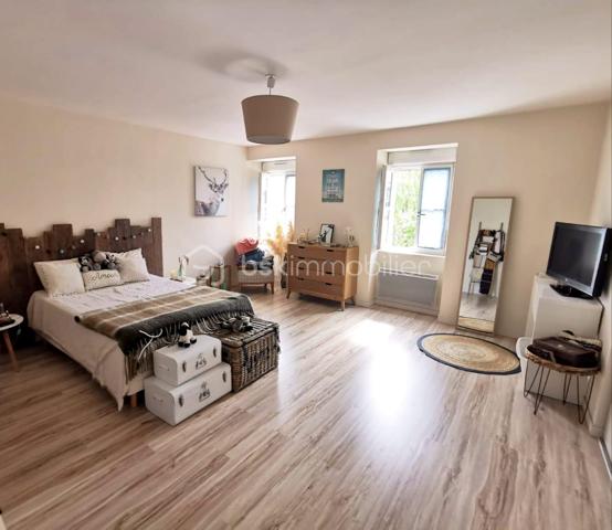 Découvrez ce bel appartement lumineux situé au 2ᵉ étage d’un immeuble ancien. (Angle Rue Jean Baffier et Boulevard Marechal Joffre)

Il se compose d’une agréable pièce de vie de plus de 25 m², d’une cuisine aménagée et équipée, de deux très grandes chambres de près de 23 m² et 19 m², d’une salle de bains et de WC séparés.
Une cave complète ce bien.

La cathédrale Saint-Étienne est accessible en environ 15 minutes à pied, l’hypercentre et la place Gordaine en une vingtaine de minutes, et le marché de la Halle au Blé en environ 25 minutes.
Commerces, restaurants et commodités sont facilement accessibles sans voiture. 

Ce bien conviendra aussi bien à un premier achat qu’à un projet d’investissement locatif. Loué en meublé depuis plusieurs années, il bénéficie d’un historique locatif rassurant et était dernièrement proposé à 700 € par mois hors charges, soit 750 € charges comprises. 
DPE D et installation électrique sans anomalie.