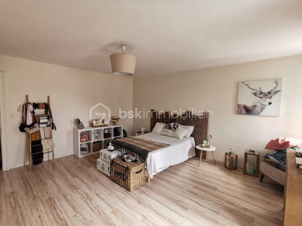Découvrez ce bel appartement lumineux situé au 2ᵉ étage d’un immeuble ancien. (Angle Rue Jean Baffier et Boulevard Marechal Joffre)

Il se compose d’une agréable pièce de vie de plus de 25 m², d’une cuisine aménagée et équipée, de deux très grandes chambres de près de 23 m² et 19 m², d’une salle de bains et de WC séparés.
Une cave complète ce bien.

La cathédrale Saint-Étienne est accessible en environ 15 minutes à pied, l’hypercentre et la place Gordaine en une vingtaine de minutes, et le marché de la Halle au Blé en environ 25 minutes.
Commerces, restaurants et commodités sont facilement accessibles sans voiture. 

Ce bien conviendra aussi bien à un premier achat qu’à un projet d’investissement locatif. Loué en meublé depuis plusieurs années, il bénéficie d’un historique locatif rassurant et était dernièrement proposé à 700 € par mois hors charges, soit 750 € charges comprises. 
DPE D et installation électrique sans anomalie.