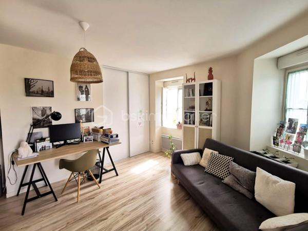 Découvrez ce bel appartement lumineux situé au 2ᵉ étage d’un immeuble ancien. (Angle Rue Jean Baffier et Boulevard Marechal Joffre)

Il se compose d’une agréable pièce de vie de plus de 25 m², d’une cuisine aménagée et équipée, de deux très grandes chambres de près de 23 m² et 19 m², d’une salle de bains et de WC séparés.
Une cave complète ce bien.

La cathédrale Saint-Étienne est accessible en environ 15 minutes à pied, l’hypercentre et la place Gordaine en une vingtaine de minutes, et le marché de la Halle au Blé en environ 25 minutes.
Commerces, restaurants et commodités sont facilement accessibles sans voiture. 

Ce bien conviendra aussi bien à un premier achat qu’à un projet d’investissement locatif. Loué en meublé depuis plusieurs années, il bénéficie d’un historique locatif rassurant et était dernièrement proposé à 700 € par mois hors charges, soit 750 € charges comprises. 
DPE D et installation électrique sans anomalie.