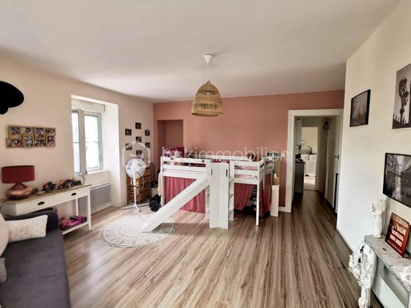Découvrez ce bel appartement lumineux situé au 2ᵉ étage d’un immeuble ancien. (Angle Rue Jean Baffier et Boulevard Marechal Joffre)

Il se compose d’une agréable pièce de vie de plus de 25 m², d’une cuisine aménagée et équipée, de deux très grandes chambres de près de 23 m² et 19 m², d’une salle de bains et de WC séparés.
Une cave complète ce bien.

La cathédrale Saint-Étienne est accessible en environ 15 minutes à pied, l’hypercentre et la place Gordaine en une vingtaine de minutes, et le marché de la Halle au Blé en environ 25 minutes.
Commerces, restaurants et commodités sont facilement accessibles sans voiture. 

Ce bien conviendra aussi bien à un premier achat qu’à un projet d’investissement locatif. Loué en meublé depuis plusieurs années, il bénéficie d’un historique locatif rassurant et était dernièrement proposé à 700 € par mois hors charges, soit 750 € charges comprises. 
DPE D et installation électrique sans anomalie.