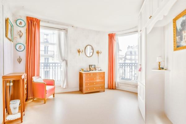 Paris 9ème - entre Le Peletier et Drouot - Appartement de 94,85m² Carrez avec un balcon filant de 7m²