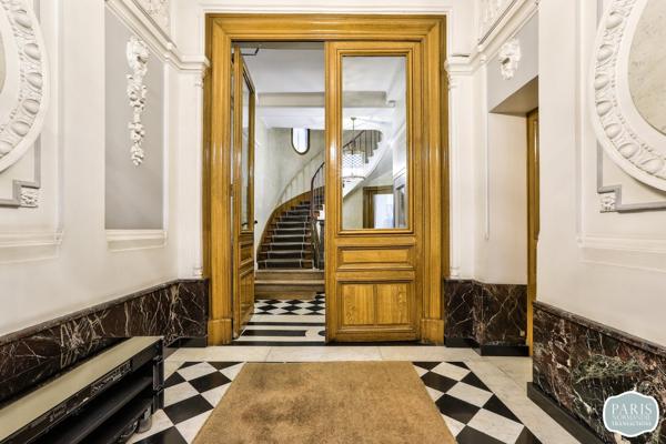 Paris 9ème - entre Le Peletier et Drouot - Appartement de 94,85m² Carrez avec un balcon filant de 7m²