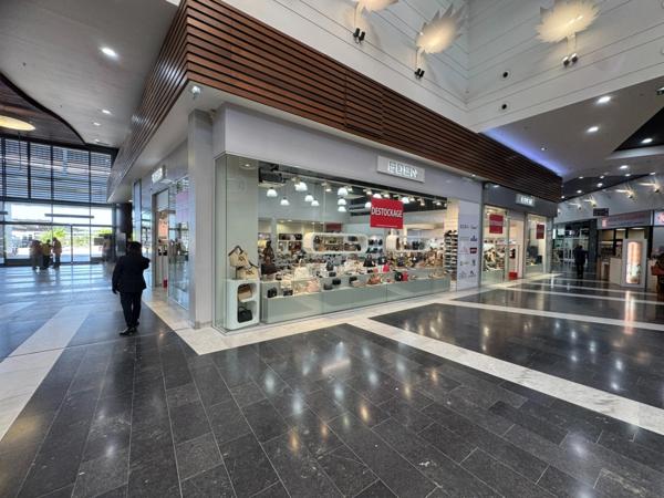 A LOUER, exceptionnelle surface commerciale au centre de FAMILY PLAZA