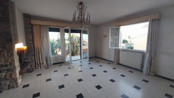 VILLA À RÉNOVER – À DEUX PAS DU CENTRE-VILLE de Hyères les palmiers.
