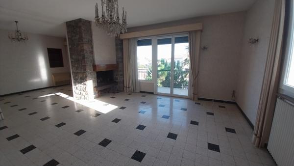 VILLA À RÉNOVER – À DEUX PAS DU CENTRE-VILLE de Hyères les palmiers.