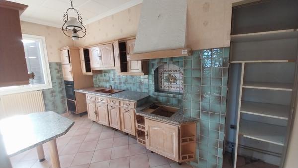 VILLA À RÉNOVER – À DEUX PAS DU CENTRE-VILLE de Hyères les palmiers.