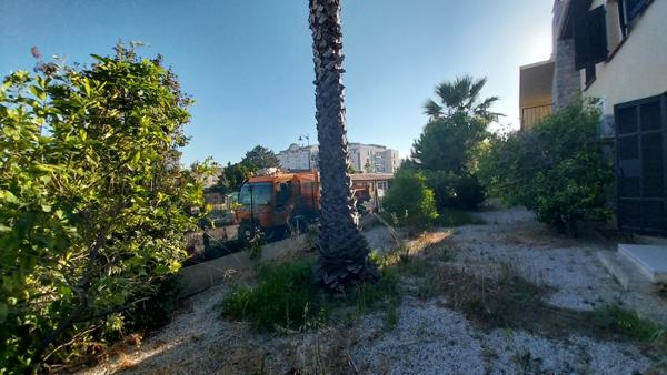 VILLA À RÉNOVER – À DEUX PAS DU CENTRE-VILLE de Hyères les palmiers.
