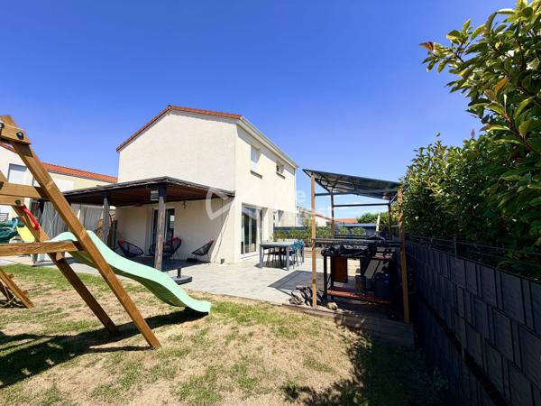 Villa récente de type 4 sur deux niveaux, jardin