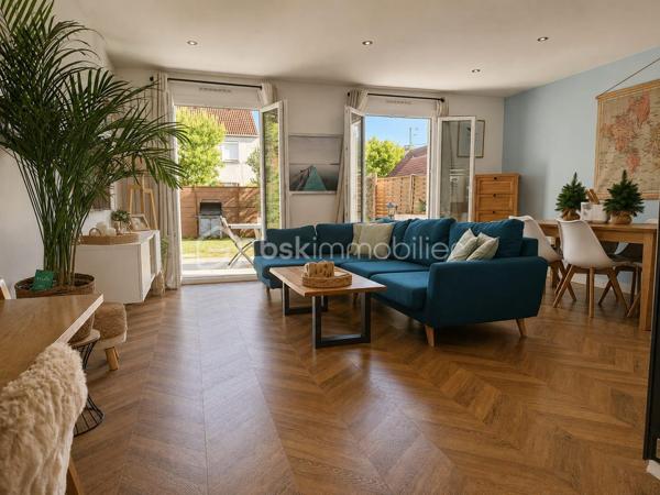 Idéalement située, au centre de Claye Souilly, proche écoles et collège.

Cette charmante maison, décorée avec soin et édifiée sur 290 m² de terrain, se compose
: Entrée, toilettes, séjour-cuisine, avec accès direct à la terrasse, 
à l'étage : pallier desservant quatre chambres et une salle de bains avec toilettes. 
Garage et Buanderie. 

Huisseries en PVC de 2020,
Ballon d'eau chaude 2024.

Charmant jardin entièrement clos  pour profiter des moments entre amis ou en famille.