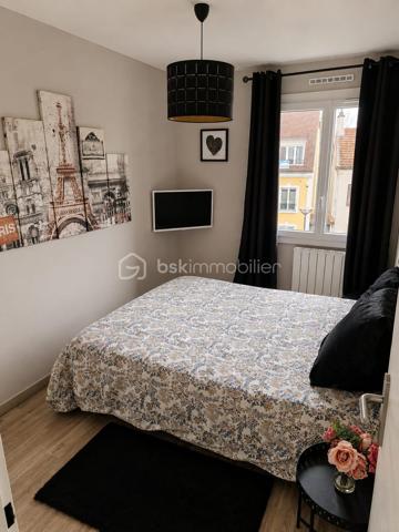 Idéalement située, au centre de Claye Souilly, proche écoles et collège.

Cette charmante maison, décorée avec soin et édifiée sur 290 m² de terrain, se compose
: Entrée, toilettes, séjour-cuisine, avec accès direct à la terrasse, 
à l'étage : pallier desservant quatre chambres et une salle de bains avec toilettes. 
Garage et Buanderie. 

Huisseries en PVC de 2020,
Ballon d'eau chaude 2024.

Charmant jardin entièrement clos  pour profiter des moments entre amis ou en famille.