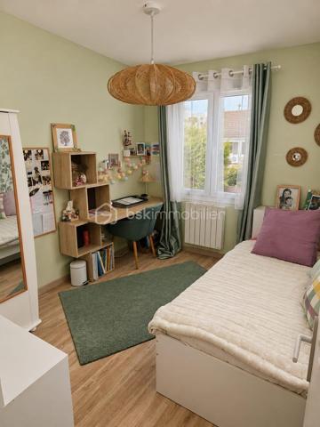 Idéalement située, au centre de Claye Souilly, proche écoles et collège.

Cette charmante maison, décorée avec soin et édifiée sur 290 m² de terrain, se compose
: Entrée, toilettes, séjour-cuisine, avec accès direct à la terrasse, 
à l'étage : pallier desservant quatre chambres et une salle de bains avec toilettes. 
Garage et Buanderie. 

Huisseries en PVC de 2020,
Ballon d'eau chaude 2024.

Charmant jardin entièrement clos  pour profiter des moments entre amis ou en famille.