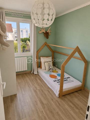 Idéalement située, au centre de Claye Souilly, proche écoles et collège.

Cette charmante maison, décorée avec soin et édifiée sur 290 m² de terrain, se compose
: Entrée, toilettes, séjour-cuisine, avec accès direct à la terrasse, 
à l'étage : pallier desservant quatre chambres et une salle de bains avec toilettes. 
Garage et Buanderie. 

Huisseries en PVC de 2020,
Ballon d'eau chaude 2024.

Charmant jardin entièrement clos  pour profiter des moments entre amis ou en famille.