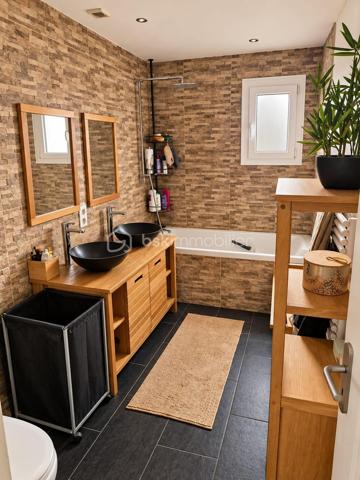 Idéalement située, au centre de Claye Souilly, proche écoles et collège.

Cette charmante maison, décorée avec soin et édifiée sur 290 m² de terrain, se compose
: Entrée, toilettes, séjour-cuisine, avec accès direct à la terrasse, 
à l'étage : pallier desservant quatre chambres et une salle de bains avec toilettes. 
Garage et Buanderie. 

Huisseries en PVC de 2020,
Ballon d'eau chaude 2024.

Charmant jardin entièrement clos  pour profiter des moments entre amis ou en famille.