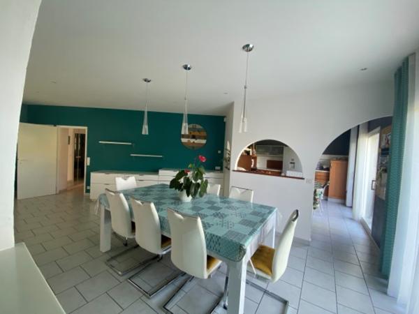 Maison  8 pièce(s)  4 chambre(s)  219.93 m²