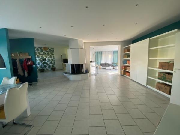 Maison  8 pièce(s)  4 chambre(s)  219.93 m²