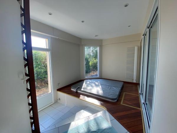 Maison  8 pièce(s)  4 chambre(s)  219.93 m²