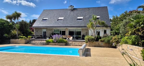Exclusivité Agence. Entre Terre & Mer. Clohars-Fouesnant Contemporaine sur Jardin Arboré avec Piscine