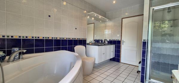 Exclusivité Agence. Entre Terre & Mer. Clohars-Fouesnant Contemporaine sur Jardin Arboré avec Piscine