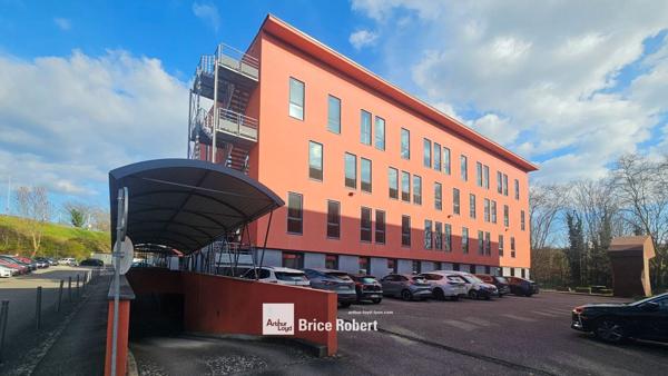 Bureaux à louer à Caluire-et-Cuire dans parc arboré avec parking dédié