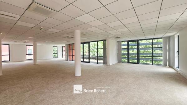 Bureaux à louer à Caluire-et-Cuire dans parc arboré avec parking dédié