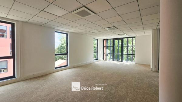 Bureaux à louer à Caluire-et-Cuire dans parc arboré avec parking dédié