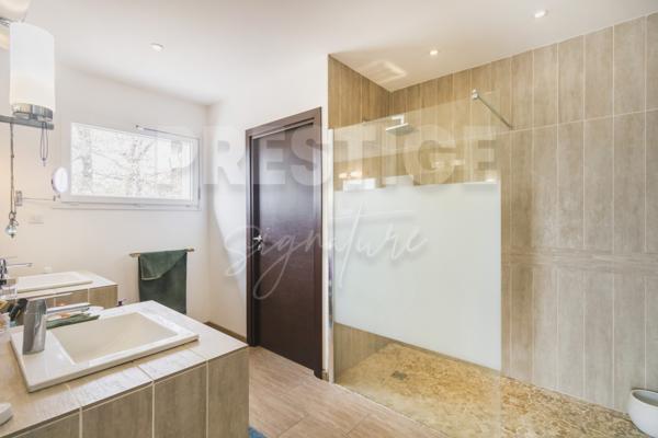 Villa 6 pièce(s) 4 chambre(s) 215 m²