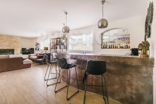 Villa 6 pièce(s) 4 chambre(s) 215 m²