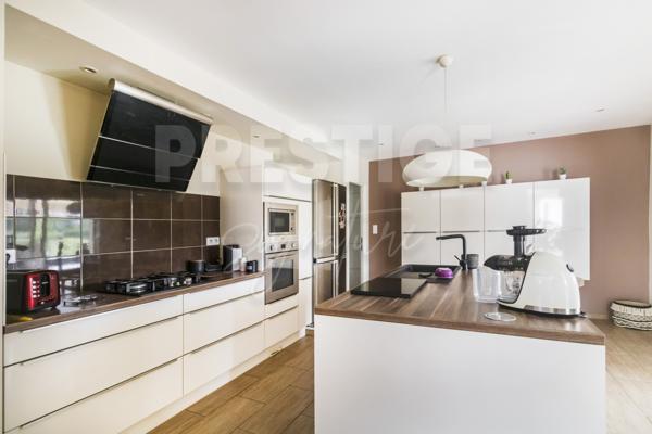 Villa 6 pièce(s) 4 chambre(s) 215 m²