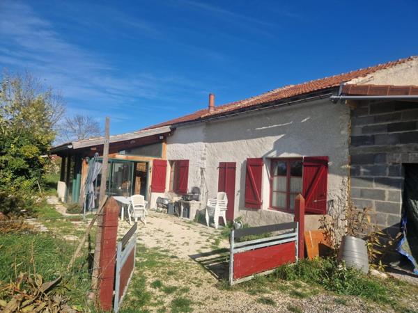 Très belle longère, dépendance et terrain clôturé