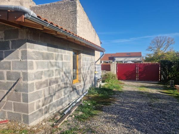 Très belle longère, dépendance et terrain clôturé