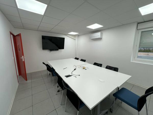 Bureaux rénovés à louer à Valence Briffaut avec parkings privatifs