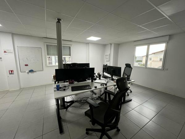Bureaux rénovés à louer à Valence Briffaut avec parkings privatifs