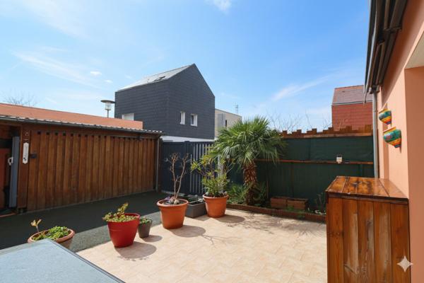 Maison 3 chambres, 90 m² habitables en très bon état, terrasse et cour exposées sud.
