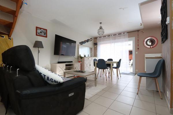 Maison 3 chambres, 90 m² habitables en très bon état, terrasse et cour exposées sud.