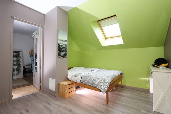 Maison 3 chambres, 90 m² habitables en très bon état, terrasse et cour exposées sud.