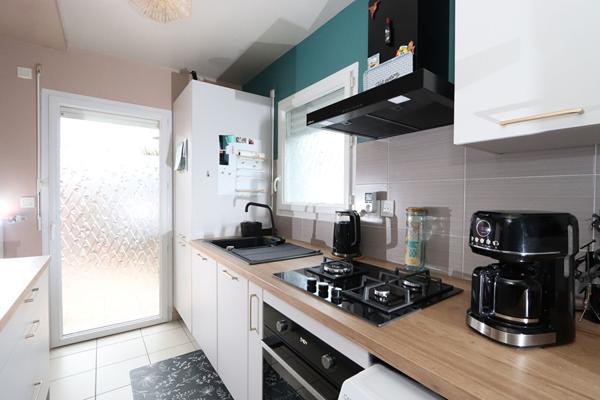 Maison 3 chambres, 90 m² habitables en très bon état, terrasse et cour exposées sud.