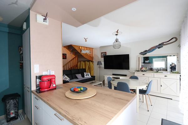 Maison 3 chambres, 90 m² habitables en très bon état, terrasse et cour exposées sud.