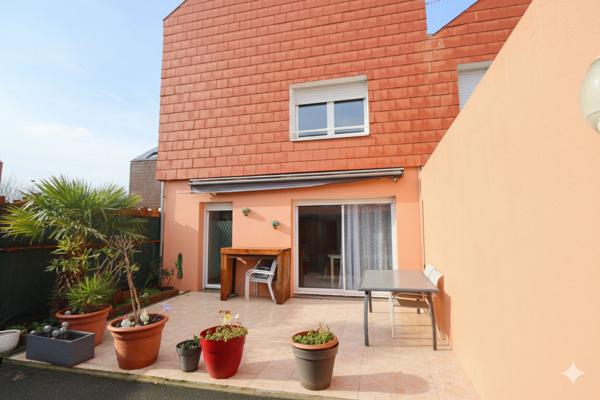 Maison 3 chambres, 90 m² habitables en très bon état, terrasse et cour exposées sud.