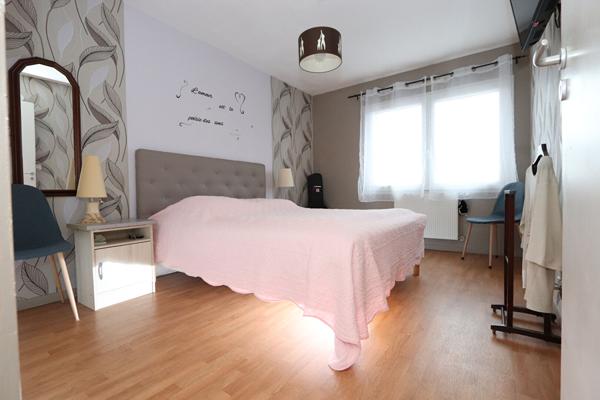 Maison 3 chambres, 90 m² habitables en très bon état, terrasse et cour exposées sud.