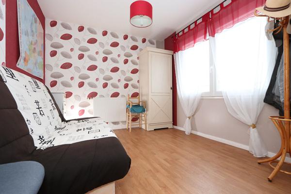 Maison 3 chambres, 90 m² habitables en très bon état, terrasse et cour exposées sud.