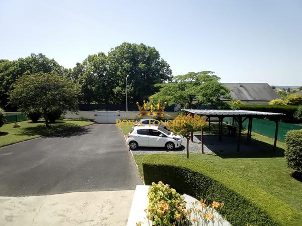 VUE SUR LA TERRASSE CARRELEE DE 60 M2, BEAU QUARTIER