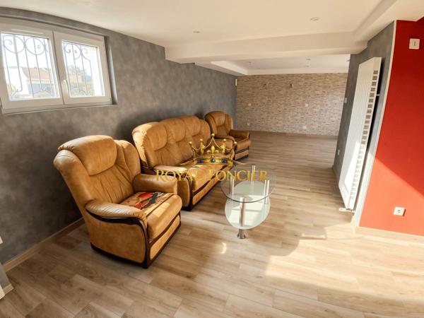 VUE SUR LA TERRASSE CARRELEE DE 60 M2, BEAU QUARTIER