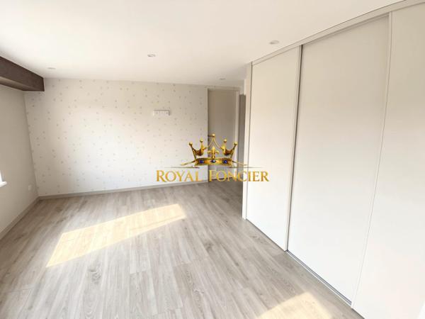 VUE SUR LA TERRASSE CARRELEE DE 60 M2, BEAU QUARTIER