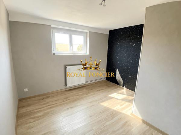 VUE SUR LA TERRASSE CARRELEE DE 60 M2, BEAU QUARTIER